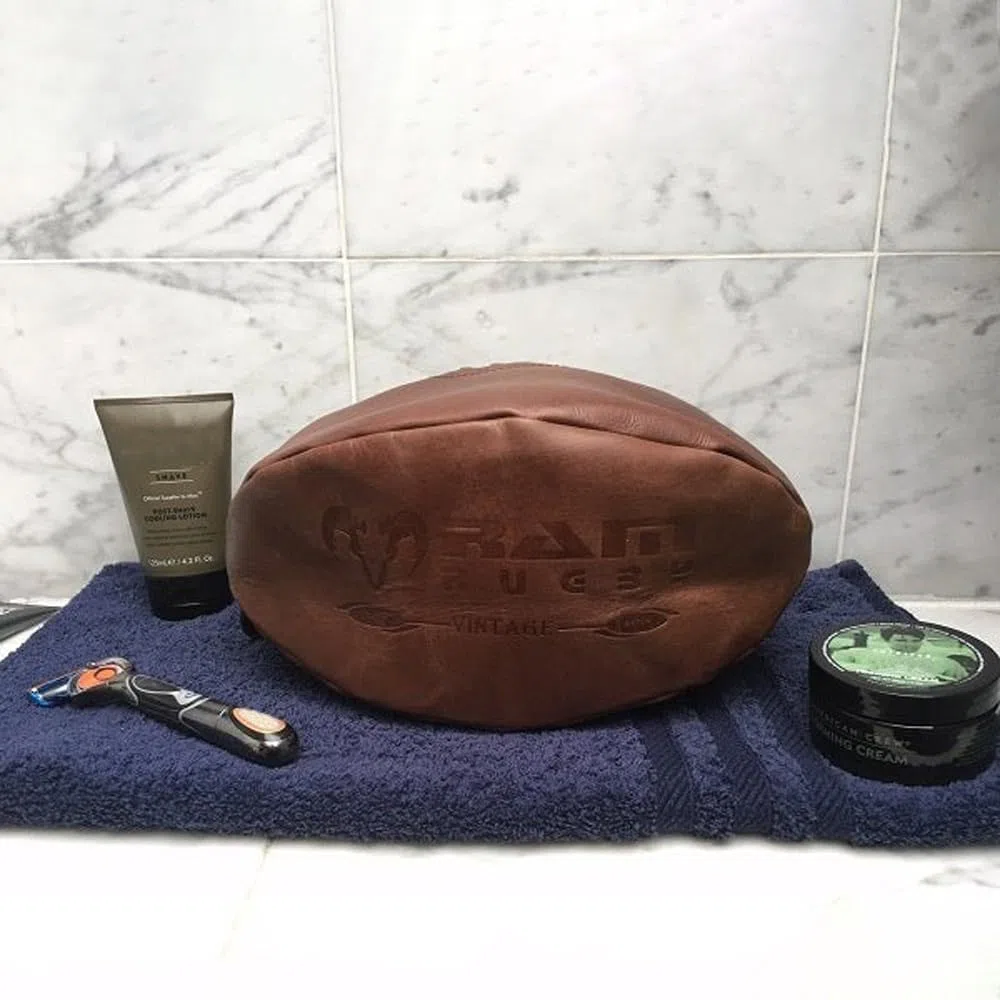 Ballon de rugby Trousse de toilette – Réplique du Ballon de rugby Design – Stocking-filler Idéal pour les fans de sports, Red