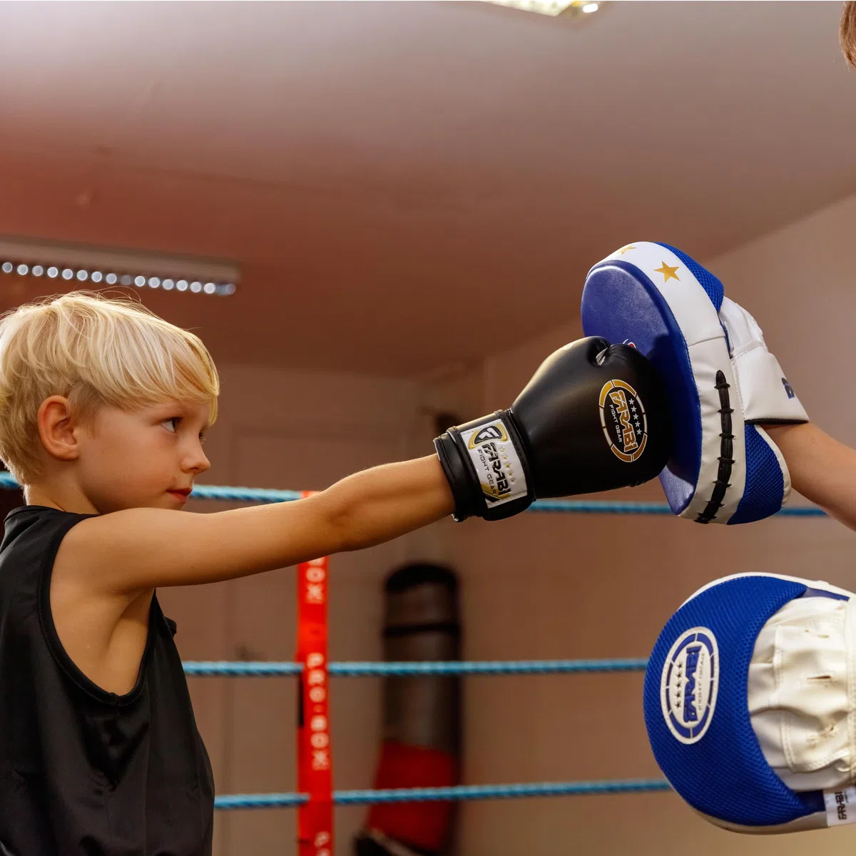 Farabi Sports Gants de Boxe Enfant 4oz 6oz 8oz – Gants Junior pour Muay Thai, Kickboxing, Sparring & Entraînement sur Sac de Frappe