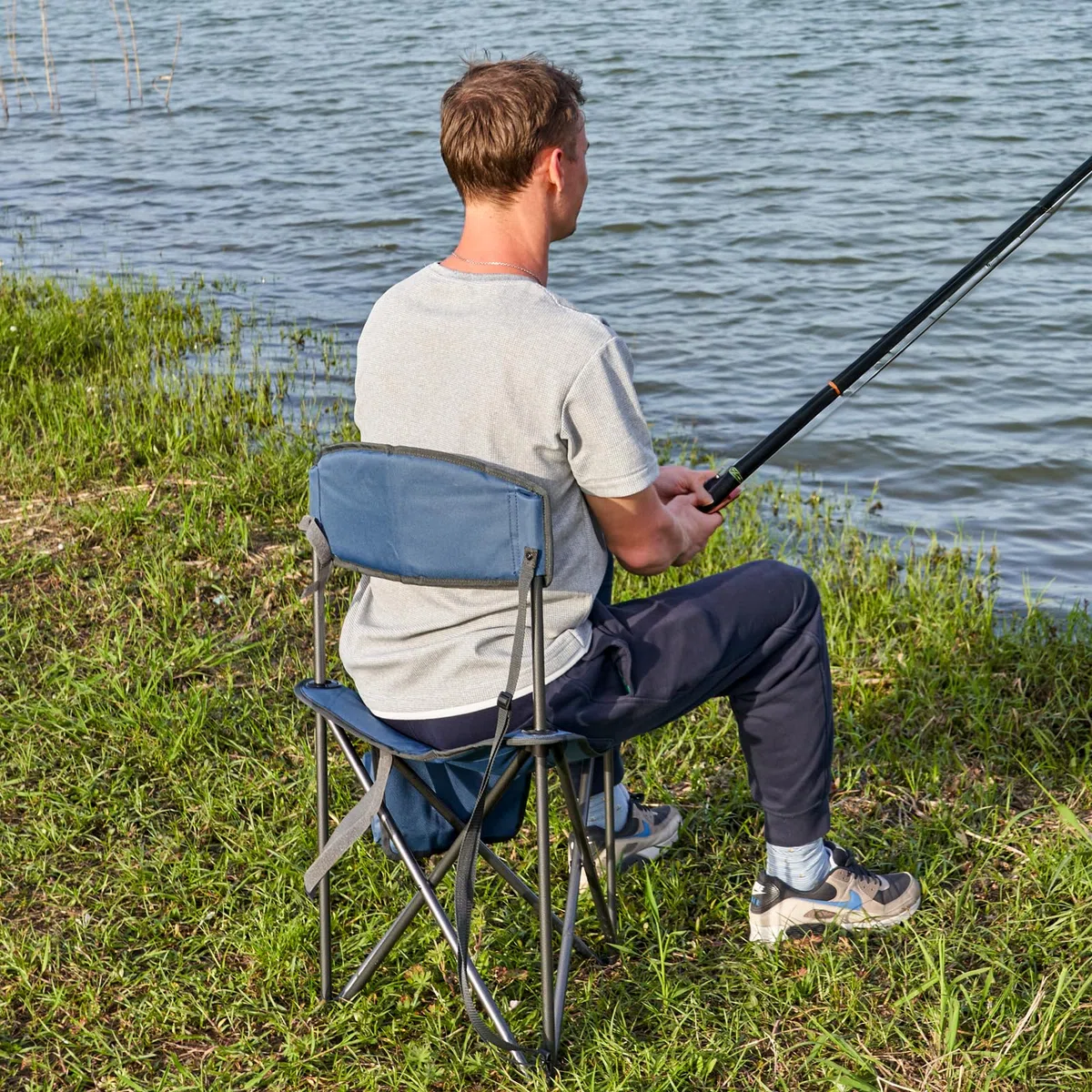 Portal Tabouret de camping pliable avec dossier - Tabouret à trois pieds - Extra large - Ultra léger - Chaise de pêche portable - 78 cm de haut - Repose-pieds - Charge maximale : 100 kg - Avec poche