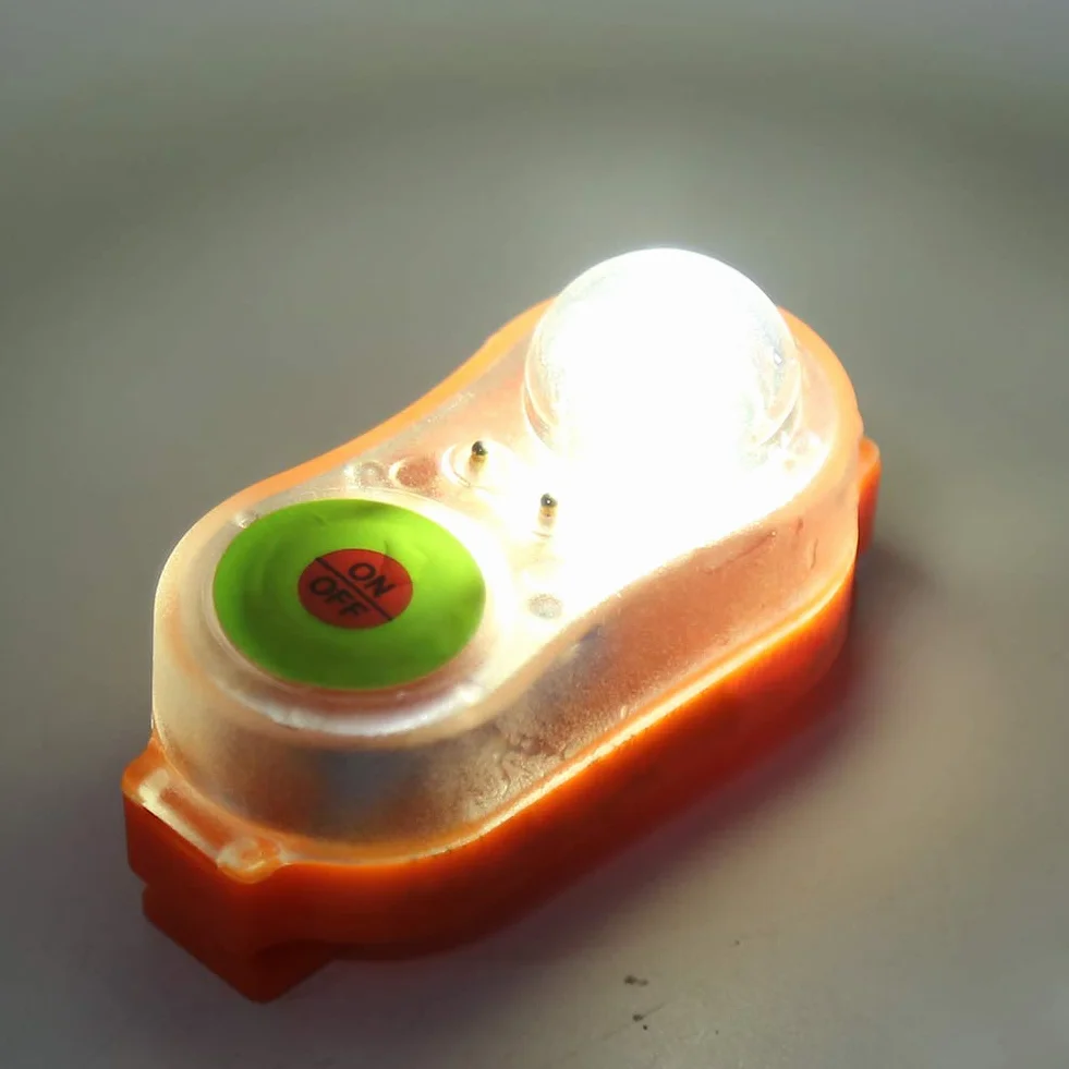 Lampe de Gilet de Sauvetage, 30g Lumière de Gilet de Sauvetage en Plastique Lampe de Poche Auto-éclairante de Sauvetage Lumière Stroboscopique Activée par L'eau pour Yacht Cargo Surf Pêche (Orange)