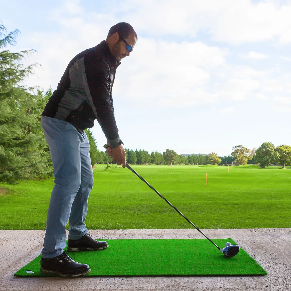FORB Academy Tapis de Golf Portable pour l’Entraînement (1,5m x 1m) | Gazon Artificiel Authentique | Tees de Golf Inclus | Design Innovateur | Parfait pour Tous Les Golfeurs