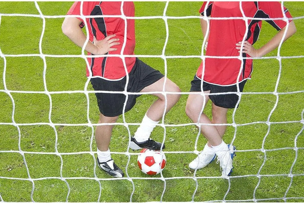 Filet de But de Football 2,4 X 1,8 m Filet de Poteau de Football en Polyéthylène sans Cadre pour Cours de Récréation et aux Parcs Familiaux