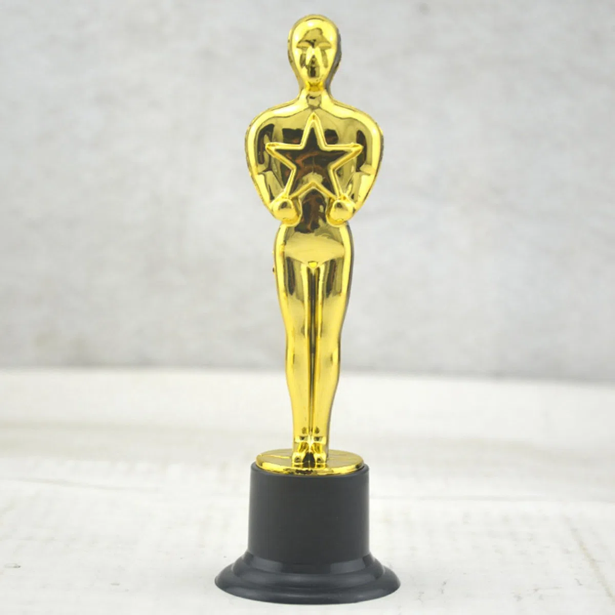 SweetSerenade Lot de 72 Statuettes de Trophées en Plastique Award pour Les Faveurs de Fête, Récompense Scolaire, Prix de, Prix de Fête