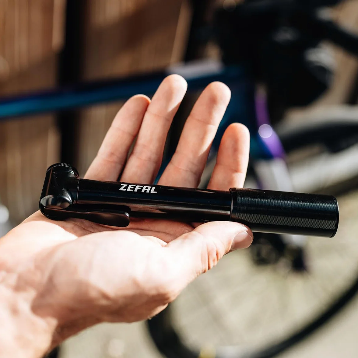 ZEFAL Road Micro - Pompe à Main Velo de Route - Robuste et Légère - Vélos de Route et Triathlon - Argent, 165 mm, 7 Bar Pression, Schrader et Presta - 95 g