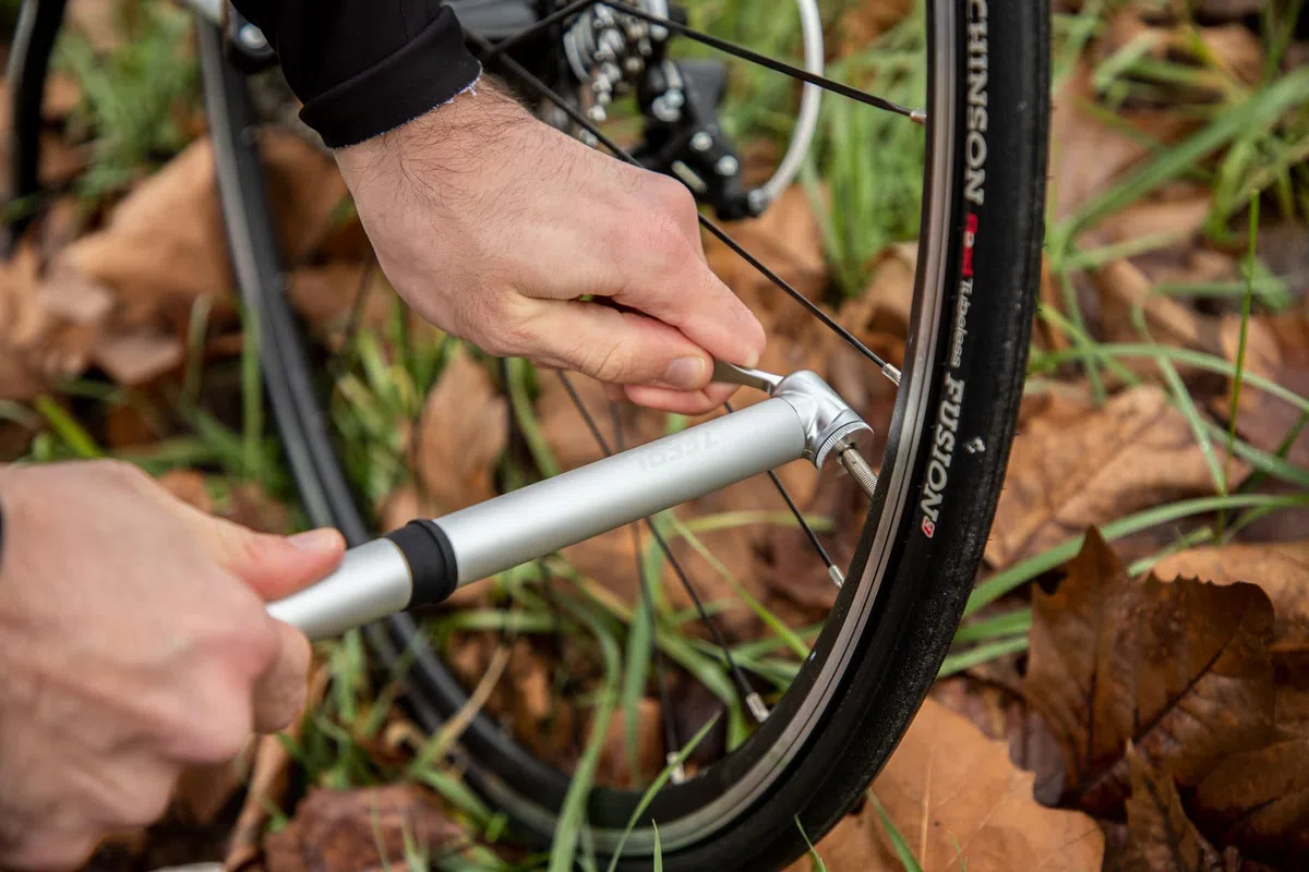 ZEFAL Road Mini - Mini Pompe à Velo de Route - Robuste et Légère - Vélos de Route et Triathlon - Argent, 230 mm, 8 Bar Pression, Schrader et Presta