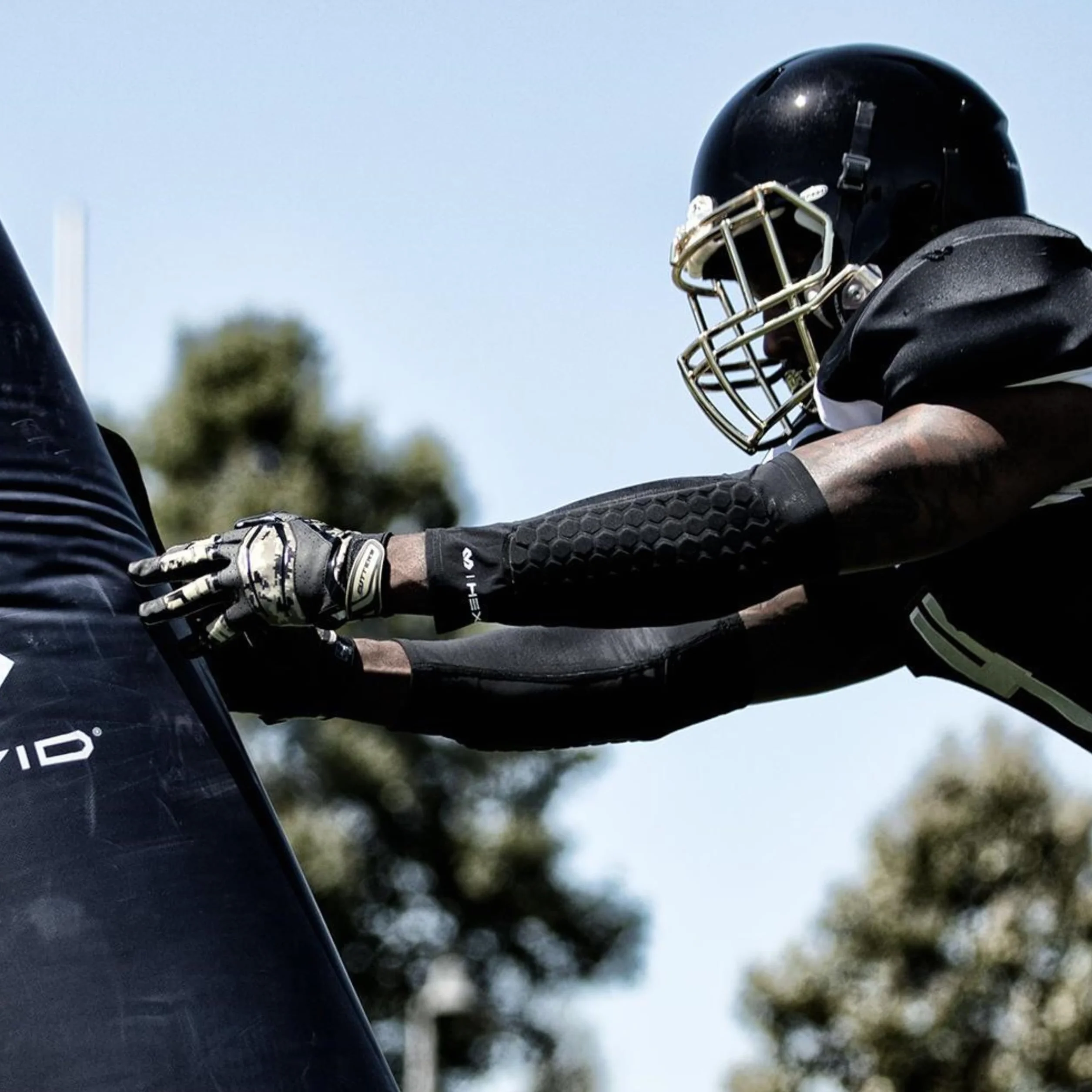 McDavid 651 Hex Manchettes de compression pour le soutien et la protection de l’avant-bras, idéales pour le rugby, le basket-ball, le football, l’haltérophilie et autres (1 paire)