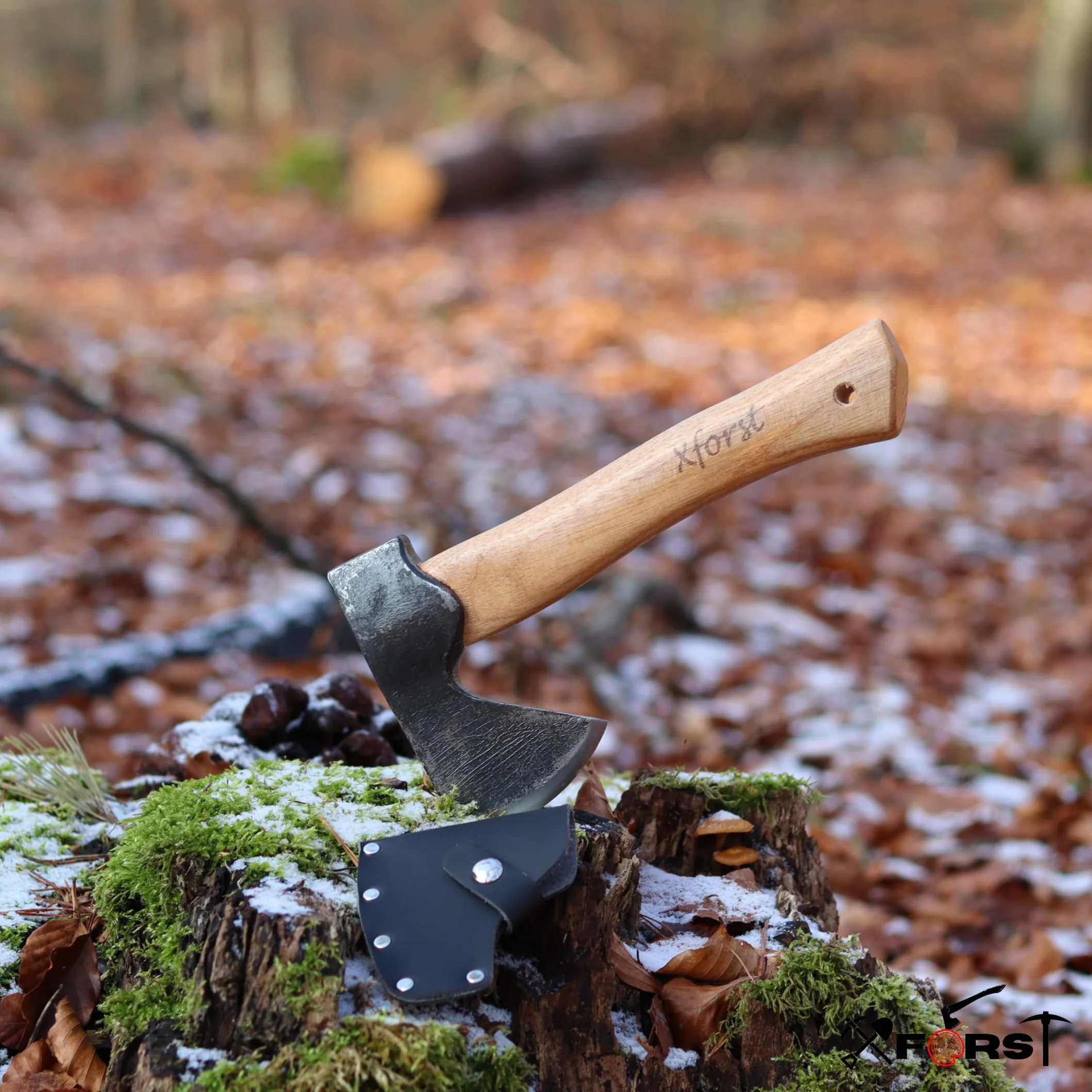 Xforst Hache Viking X-AG1Black – Hachette de Trekking et Outdoor avec Manche en Bois de Hickory & Étui de Protection en Cuir Véritable – 27 cm – 0,67 kg