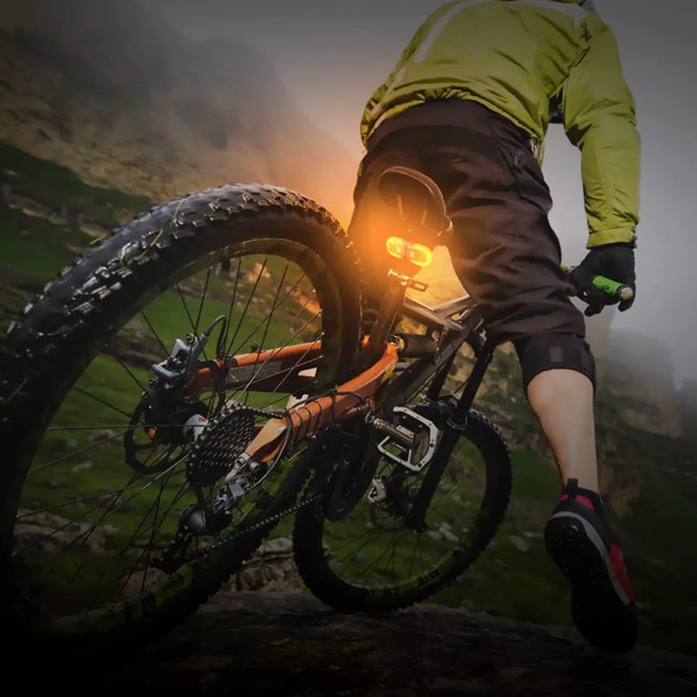 Feu Arrière de Vélo Avec Clignotants - Fendus Télécommande Sans Fil pour Le Cyclisme Rechargeable 5 Modes d'avertissement de Sécurité Lumières Stroboscopiques