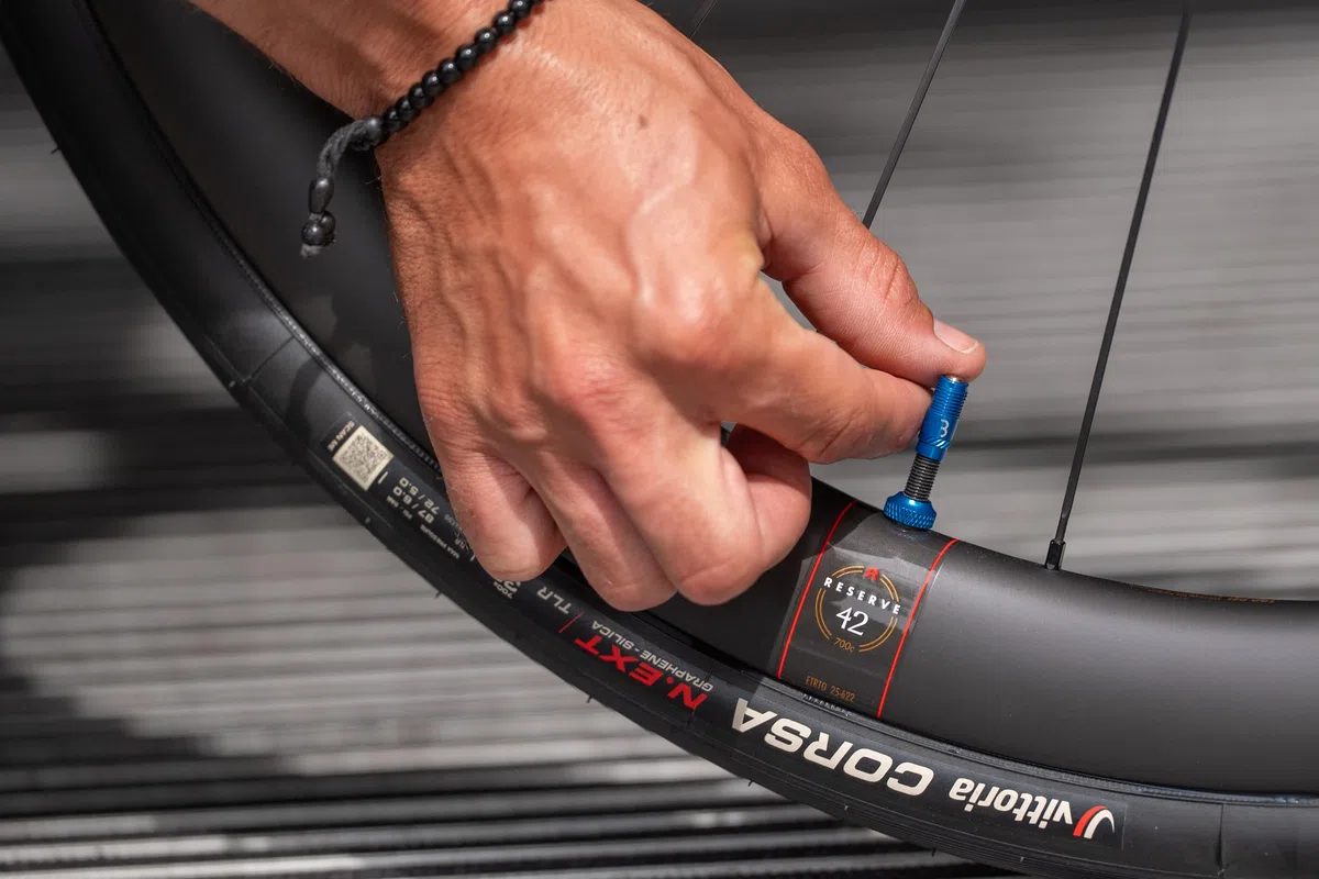 BBB Cycling CoreCap Lot de 2 bouchons pour valve – Remplacement innovant pour valves Presta, jusqu'à 300% de flux d'air en plus, Idéal pour tubeless, VTT, vélo de course & vélo électrique BTI-165 Bleu