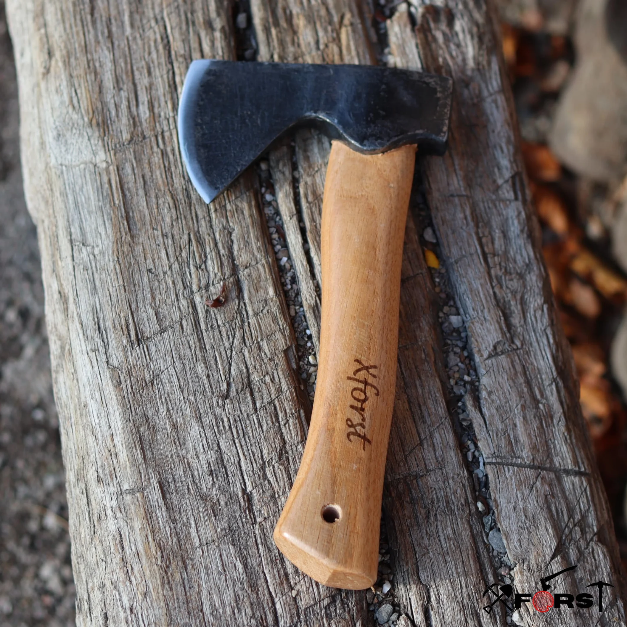 Xforst Hache Viking X-AG1Black – Hachette de Trekking et Outdoor avec Manche en Bois de Hickory & Étui de Protection en Cuir Véritable – 27 cm – 0,67 kg