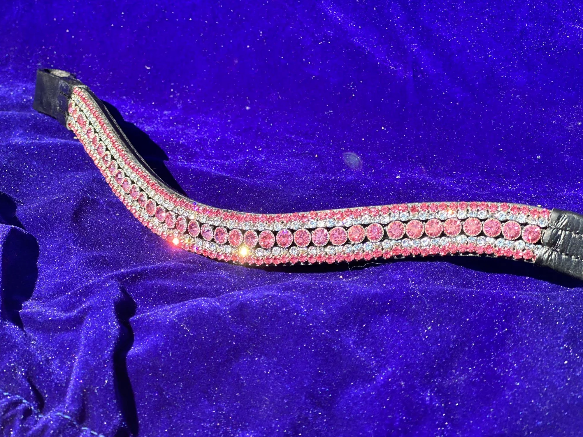 Frontal à 5 rangées de strass en forme de courbe Rose (Cob, cuir noir)