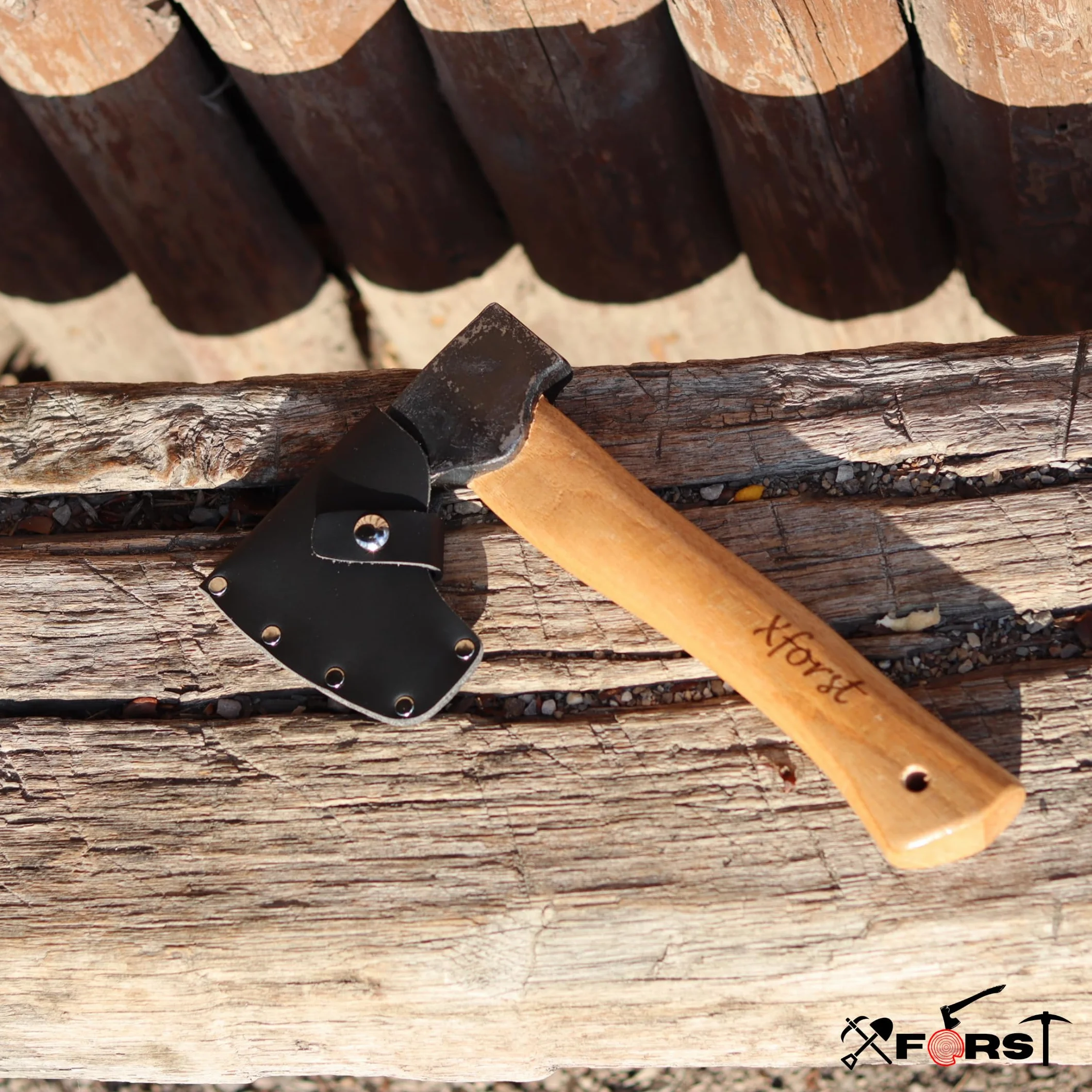 Xforst Hache Viking X-AG1Black – Hachette de Trekking et Outdoor avec Manche en Bois de Hickory & Étui de Protection en Cuir Véritable – 27 cm – 0,67 kg